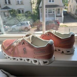 ON WOMENS CLOUD RUNNING SHOE SIZE 10